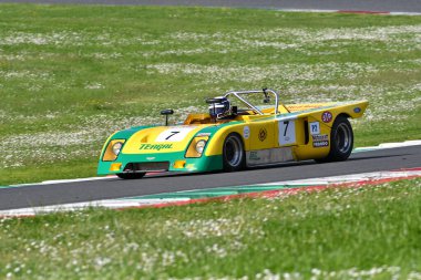 Scarperia, İtalya - 5 Nisan 2024: Chevron B21 yıl 1972 Mugello Classic 2024 sırasında İtalya 'daki Mugello Pisti' nde eylem halindeydi.