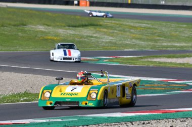 Scarperia, İtalya - 5 Nisan 2024: Chevron B21 yıl 1972 Mugello Classic 2024 sırasında İtalya 'daki Mugello Pisti' nde eylem halindeydi.