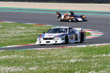 Scarperia, İtalya - 5 Nisan 2024: Lancia Beta Montecarlo Turbo Gr.5 yıl 1979 Mugello Classic 2024 'te İtalya' daki Mugello Pisti 'nde faaliyette..