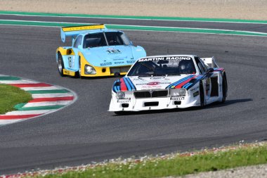 Scarperia, İtalya - 5 Nisan 2024: Lancia Beta Montecarlo Turbo Gr.5 yıl 1979 Mugello Classic 2024 'te İtalya' daki Mugello Pisti 'nde faaliyette..