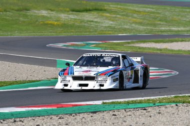 Scarperia, İtalya - 5 Nisan 2024: Lancia Beta Montecarlo Turbo Gr.5 yıl 1979 Mugello Classic 2024 'te İtalya' daki Mugello Pisti 'nde faaliyette..