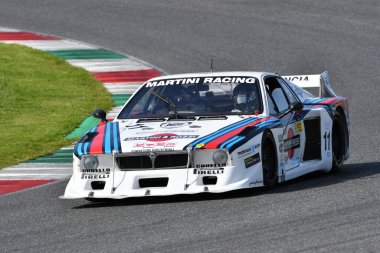 Scarperia, İtalya - 5 Nisan 2024: Lancia Beta Montecarlo Turbo Gr.5 yıl 1979 Mugello Classic 2024 'te İtalya' daki Mugello Pisti 'nde faaliyette..