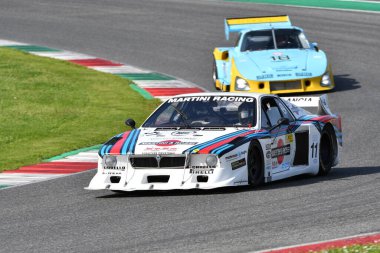 Scarperia, İtalya - 5 Nisan 2024: Lancia Beta Montecarlo Turbo Gr.5 yıl 1979 Mugello Classic 2024 'te İtalya' daki Mugello Pisti 'nde faaliyette..