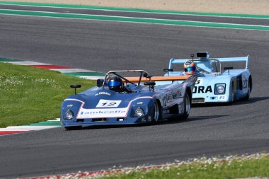Scarperia, İtalya - 5 Nisan 2024: Lola T298 yıl 1981 Mugello Classic 2024 sırasında İtalya Mugello Pisti 'nde eylem halindeydi.