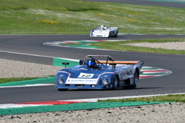 Scarperia, İtalya - 5 Nisan 2024: Lola T298 yıl 1981 Mugello Classic 2024 sırasında İtalya Mugello Pisti 'nde eylem halindeydi.