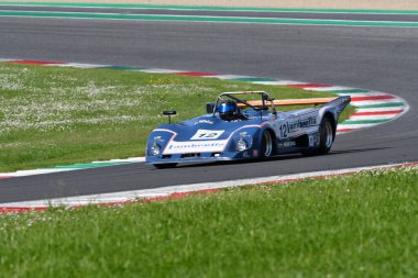 Scarperia, İtalya - 5 Nisan 2024: Lola T298 yıl 1981 Mugello Classic 2024 sırasında İtalya Mugello Pisti 'nde eylem halindeydi.