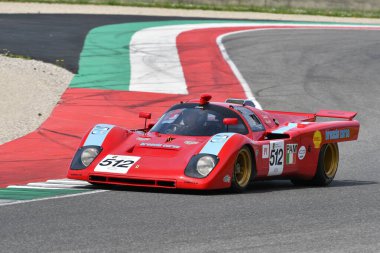 Scarperia, İtalya 5 Nisan 2024: Ferrari 512 M 1971 sürücü Mugello Classic 2024 sırasında Mugello Circuit, İtalya.