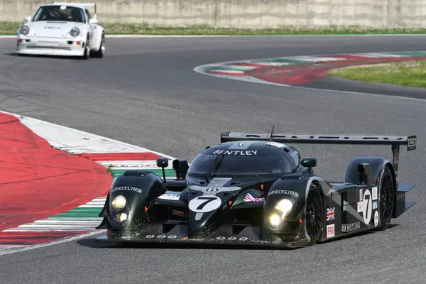 Scarperia, 5 Nisan 2024: Bentley Speed 8 yıl 2003 Mugello Classic 2024 'te İtalya' daki Mugello Pisti 'nde.