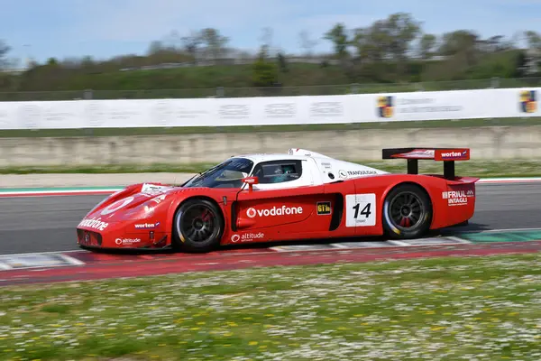 Scarperia, 5 Nisan 2024: Maserati MC12 GT1 yıl 2005 Mugello Classic 2024 tarihinde İtalya 'daki Mugello Pisti' nde faaliyet göstermiştir..