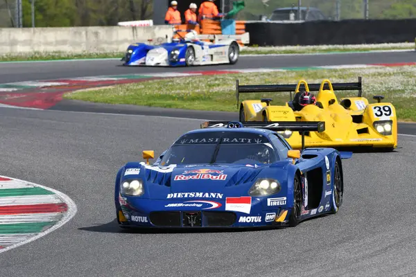 Scarperia, 5 Nisan 2024: Maserati MC12 GT1 yıl 2005 Mugello Classic 2024 tarihinde İtalya 'daki Mugello Pisti' nde faaliyet göstermiştir..