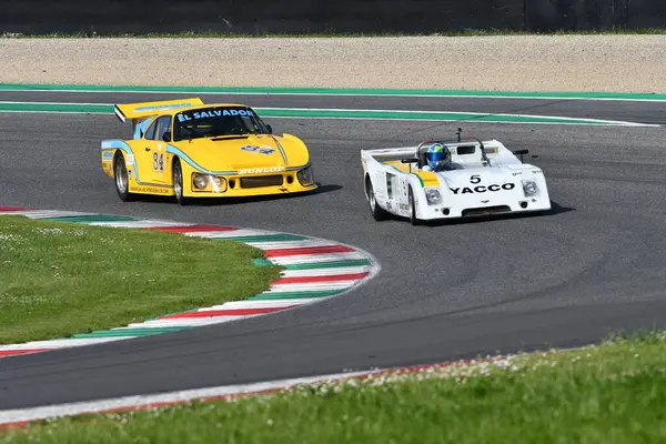 Scarperia, İtalya - 5 Nisan 2024: Chevron B36 yıl 1976 Mugello Classic 2024 sırasında İtalya 'daki Mugello Pisti' nde eylem halindeydi.