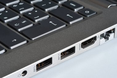 Modern bir dizüstü bilgisayarın yanında kulaklık, USB portları, Hdmi ve Rj45 Ian portu ayrıntıları