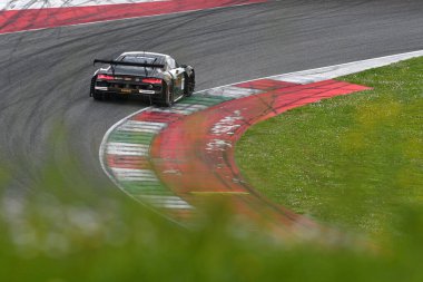 Scarperia, 23 Mart 2024 İtalya: Audi R8 LMS GT3 EVO II Sundahl-Stevenson-Corbett-Geciauskas tarafından sürülen Juta Racing Team 2 Mugello Pisti 'nde 12: 00 Hankook sırasında görev başında.