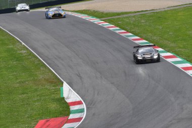 Scarperia, 23 Mart 2024 İtalya: Audi R8 LMS GT3 EVO II Sundahl-Stevenson-Corbett-Geciauskas tarafından sürülen Juta Racing Team 2 Mugello Pisti 'nde 12: 00 Hankook sırasında görev başında.