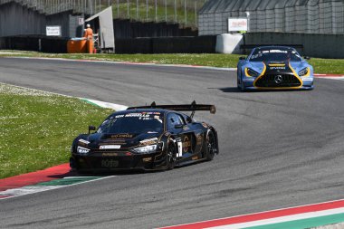 Scarperia, 23 Mart 2024 İtalya: Audi R8 LMS GT3 EVO II Sundahl-Stevenson-Corbett-Geciauskas tarafından sürülen Juta Racing Team 2 Mugello Pisti 'nde 12: 00 Hankook sırasında görev başında.