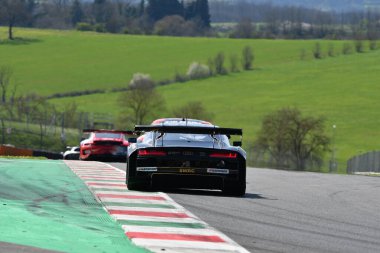 Scarperia, 23 Mart 2024 İtalya: Audi R8 LMS GT3 EVO II Sundahl-Stevenson-Corbett-Geciauskas tarafından sürülen Juta Racing Team 2 Mugello Pisti 'nde 12: 00 Hankook sırasında görev başında.