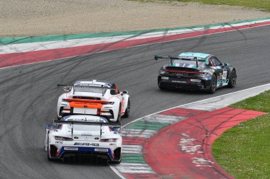 Scarperia, 23 Mart 2024 İtalya: CP Racing Team 'in Mercedes-AMG GT3 EVO' su Putman-Espenlaub-Lewis-Foster Mugello Pisti 'nde 12h Hankook sırasında görev başında.