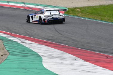 Scarperia, 23 Mart 2024 İtalya: CP Racing Team 'in Mercedes-AMG GT3 EVO' su Putman-Espenlaub-Lewis-Foster Mugello Pisti 'nde 12h Hankook sırasında görev başında.