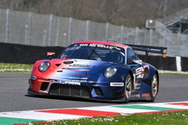 Scarperia, 23 Mart 2024 İtalya: Porsche 911 GT3 R (991 II) Burguera-Sainero-Parente takımının E2P Racing Drive 'ı Mugello Pisti' nde 12h Hankook 'ta.