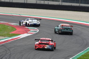 Scarperia, 23 Mart 2024 İtalya: Porsche 911 GT3 R (991 II) Burguera-Sainero-Parente takımının E2P Racing Drive 'ı Mugello Pisti' nde 12h Hankook 'ta.