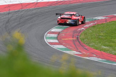 Scarperia, 23 Mart 2024 İtalya: Porsche 911 GT3 R (991 II) Burguera-Sainero-Parente takımının E2P Racing Drive 'ı Mugello Pisti' nde 12h Hankook 'ta.