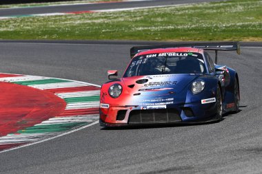 Scarperia, 23 Mart 2024 İtalya: Porsche 911 GT3 R (991 II) Burguera-Sainero-Parente takımının E2P Racing Drive 'ı Mugello Pisti' nde 12h Hankook 'ta.
