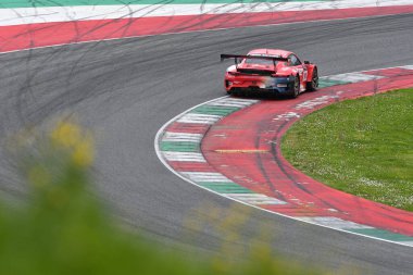 Scarperia, 23 Mart 2024 İtalya: Porsche 911 GT3 R (991 II) Burguera-Sainero-Parente takımının E2P Racing Drive 'ı Mugello Pisti' nde 12h Hankook 'ta.