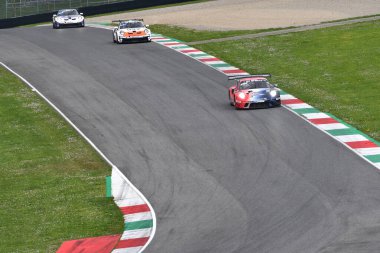 Scarperia, 23 Mart 2024 İtalya: Porsche 911 GT3 R (991 II) Burguera-Sainero-Parente takımının E2P Racing Drive 'ı Mugello Pisti' nde 12h Hankook 'ta.