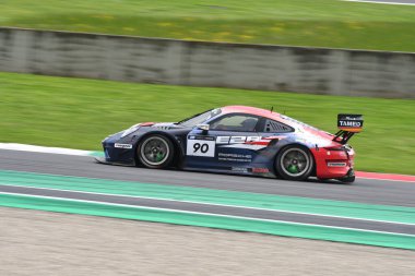 Scarperia, 23 Mart 2024 İtalya: Porsche 911 GT3 R (991 II) Burguera-Sainero-Parente takımının E2P Racing Drive 'ı Mugello Pisti' nde 12h Hankook 'ta.