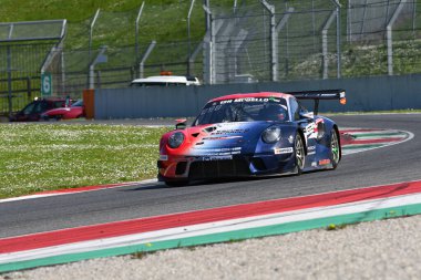 Scarperia, 23 Mart 2024 İtalya: Porsche 911 GT3 R (991 II) Burguera-Sainero-Parente takımının E2P Racing Drive 'ı Mugello Pisti' nde 12h Hankook 'ta.
