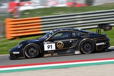 Scarperia, 23 Mart 2024 İtalya: Herberth Motorsport takımından Porsche 911 GT3 R (992) Noble-Bohn-Hart Mugello Pisti 'nde 12: 00 Hankook sırasında görev başında..