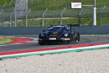 Scarperia, 23 Mart 2024 İtalya: Herberth Motorsport takımından Porsche 911 GT3 R (992) Noble-Bohn-Hart Mugello Pisti 'nde 12: 00 Hankook sırasında görev başında..