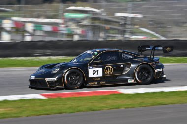 Scarperia, 23 Mart 2024 İtalya: Herberth Motorsport takımından Porsche 911 GT3 R (992) Noble-Bohn-Hart Mugello Pisti 'nde 12: 00 Hankook sırasında görev başında..