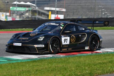 Scarperia, 23 Mart 2024 İtalya: Herberth Motorsport takımından Porsche 911 GT3 R (992) Noble-Bohn-Hart Mugello Pisti 'nde 12: 00 Hankook sırasında görev başında..