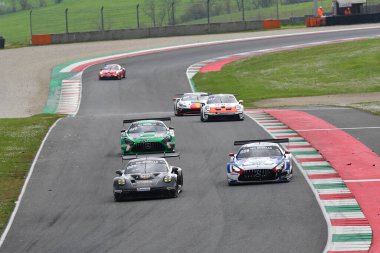 Scarperia, 23 Mart 2024 İtalya: Herberth Motorsport takımından Porsche 911 GT3 R (992) Noble-Bohn-Hart Mugello Pisti 'nde 12: 00 Hankook sırasında görev başında..