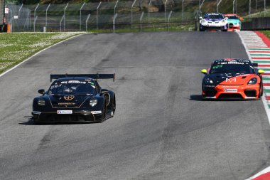 Scarperia, 23 Mart 2024 İtalya: Herberth Motorsport takımından Porsche 911 GT3 R (992) Noble-Bohn-Hart Mugello Pisti 'nde 12: 00 Hankook sırasında görev başında..