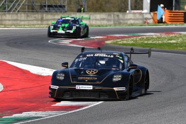 Scarperia, 23 Mart 2024 İtalya: Herberth Motorsport takımından Porsche 911 GT3 R (992) Noble-Bohn-Hart Mugello Pisti 'nde 12: 00 Hankook sırasında görev başında..