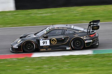 Scarperia, 23 Mart 2024 İtalya: Herberth Motorsport takımından Porsche 911 GT3 R (992) Noble-Bohn-Hart Mugello Pisti 'nde 12: 00 Hankook sırasında görev başında..