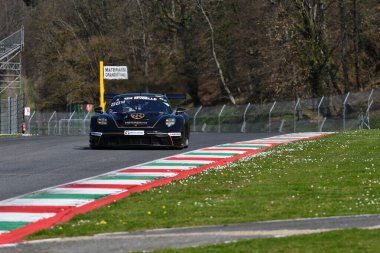 Scarperia, 23 Mart 2024 İtalya: Herberth Motorsport takımından Porsche 911 GT3 R (992) Noble-Bohn-Hart Mugello Pisti 'nde 12: 00 Hankook sırasında görev başında..