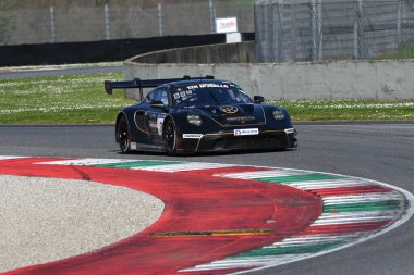 Scarperia, 23 Mart 2024 İtalya: Herberth Motorsport takımından Porsche 911 GT3 R (992) Noble-Bohn-Hart Mugello Pisti 'nde 12: 00 Hankook sırasında görev başında..