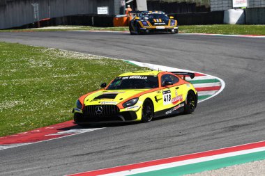 Scarperia, 23 Mart 2024 İtalya: PCR Spor Takımı 'ndan Mercedes-AMG GT4 Dasi-Parera-Arruabarrena Mugello Pisti' nde 12h Hankook sırasında görev başında.