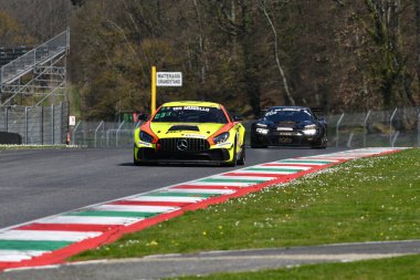 Scarperia, 23 Mart 2024 İtalya: PCR Spor Takımı 'ndan Mercedes-AMG GT4 Dasi-Parera-Arruabarrena Mugello Pisti' nde 12h Hankook sırasında görev başında.