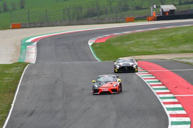 Scarperia, 23 Mart 2024 İtalya: Porsche 718 Cayman GT4 RS takımı Lionspeed GP Drive Garcia-Miller-Kolb-Bohn tarafından Mugello Pisti 'nde 12h Hankook' ta görev başında.