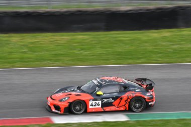 Scarperia, 23 Mart 2024 İtalya: Porsche 718 Cayman GT4 RS takımı Lionspeed GP Drive Garcia-Miller-Kolb-Bohn tarafından Mugello Pisti 'nde 12h Hankook' ta görev başında.