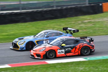 Scarperia, 23 Mart 2024 İtalya: Porsche 718 Cayman GT4 RS takımı Lionspeed GP Drive Garcia-Miller-Kolb-Bohn tarafından Mugello Pisti 'nde 12h Hankook' ta görev başında.