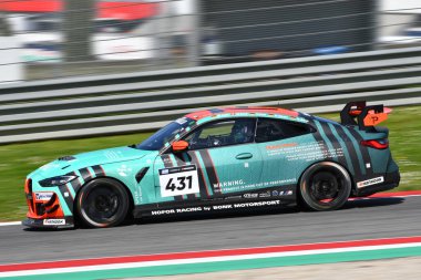 Scarperia, 23 Mart 2024 İtalya: BMW M4 GT4 (G82) Team Hofor Racing by Bonk drive by Kroll-Mayer-Partl Mugello Pisti 'nde 12h Hankook eylemi sırasında.