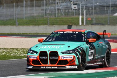 Scarperia, 23 Mart 2024 İtalya: BMW M4 GT4 (G82) Team Hofor Racing by Bonk drive by Kroll-Mayer-Partl Mugello Pisti 'nde 12h Hankook eylemi sırasında.