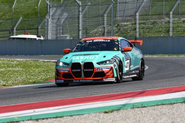 Scarperia, 23 Mart 2024 İtalya: BMW M4 GT4 (G82) Team Hofor Racing by Bonk drive by Kroll-Mayer-Partl Mugello Pisti 'nde 12h Hankook eylemi sırasında.