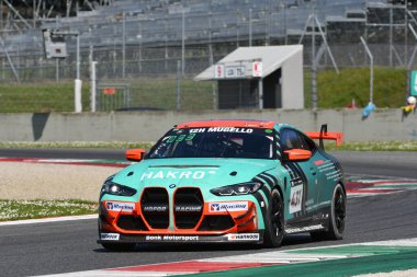 Scarperia, 23 Mart 2024 İtalya: BMW M4 GT4 (G82) Team Hofor Racing by Bonk drive by Kroll-Mayer-Partl Mugello Pisti 'nde 12h Hankook eylemi sırasında.