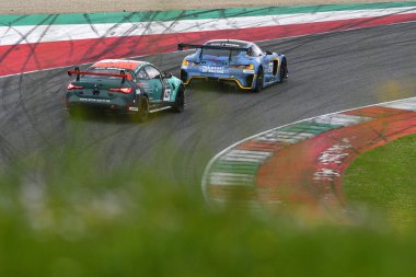 Scarperia, 23 Mart 2024 İtalya: BMW M4 GT4 (G82) Team Hofor Racing by Bonk drive by Kroll-Mayer-Partl Mugello Pisti 'nde 12h Hankook eylemi sırasında.